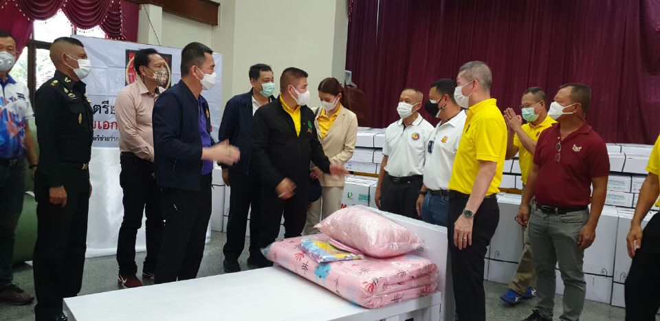 "ธรรมนัส" ควงตท.25 มอบเตียง-เครื่องนอน โรงพยาบาลสนาม ฉะเชิงเทรา