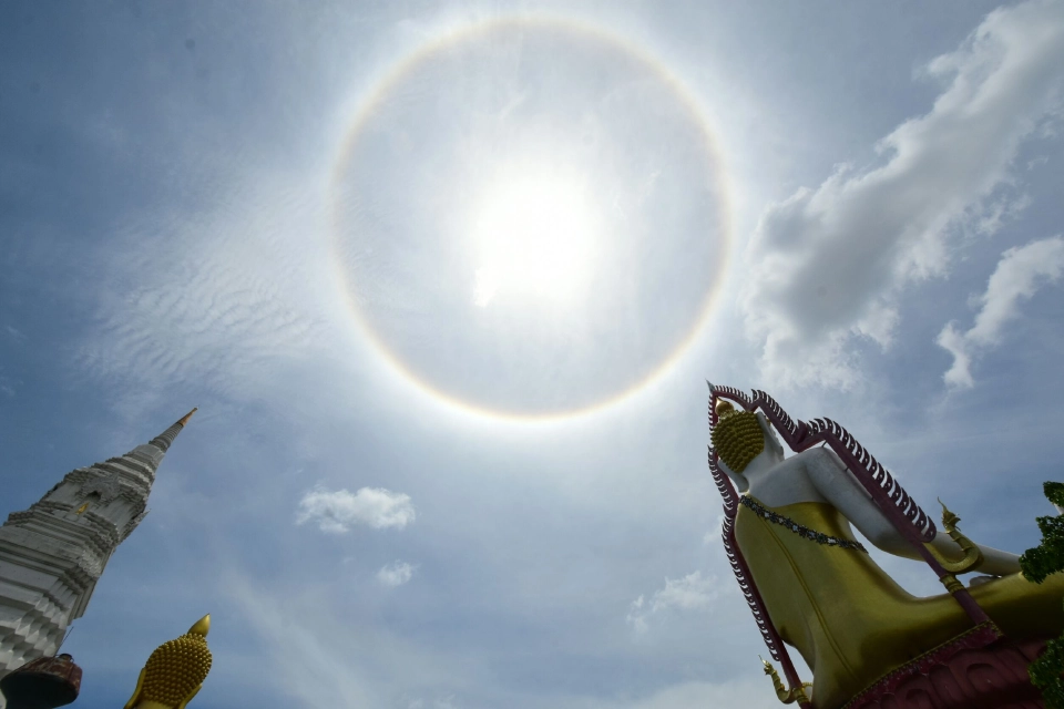 อลังการบนท้องฟ้า “พระอาทิตย์ทรงกลด” นานนับชั่วโมงเหนือวัดปากน้ำฯ