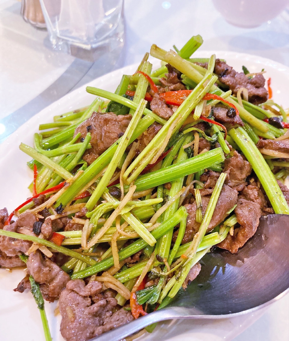 ผัดอีเก้ง เพื่อนกวาง กับใบกระเทียมดองนํ้าส้ม 