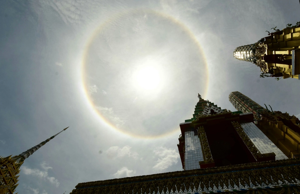 อลังการบนท้องฟ้า “พระอาทิตย์ทรงกลด” นานนับชั่วโมงเหนือวัดปากน้ำฯ