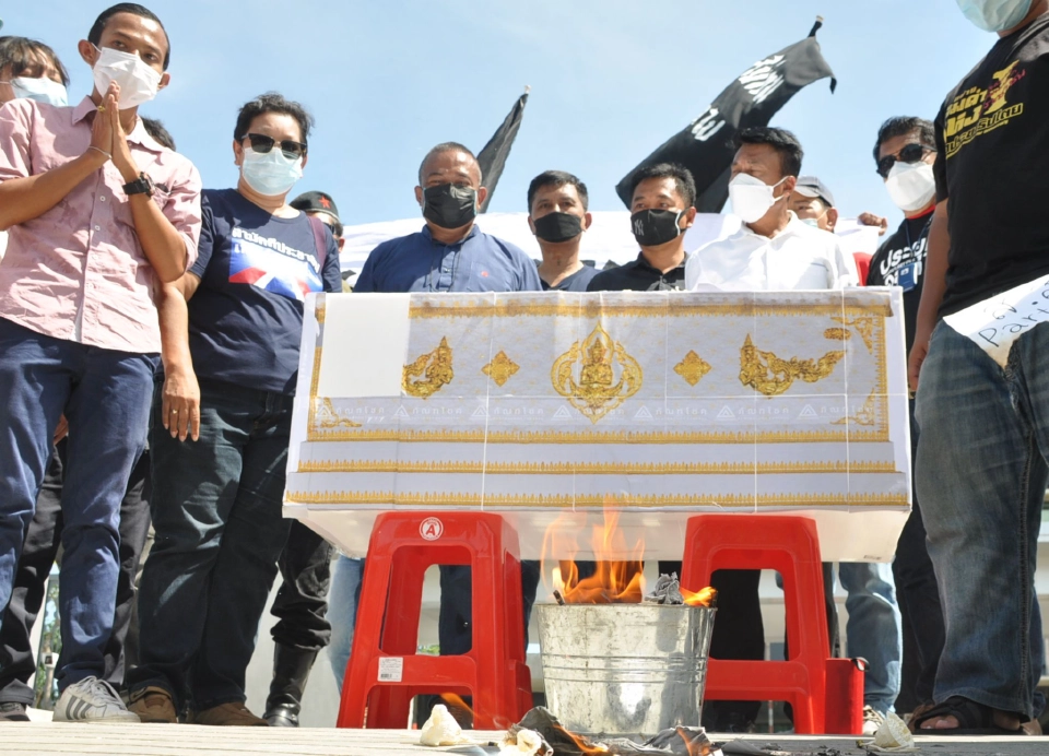 ไทยไม่ทน นำโลงศพ พร้อมดอกไม้จันทร์ เผาหน้าสภา เรียกร้องนายก -ส.ส. ลาออก