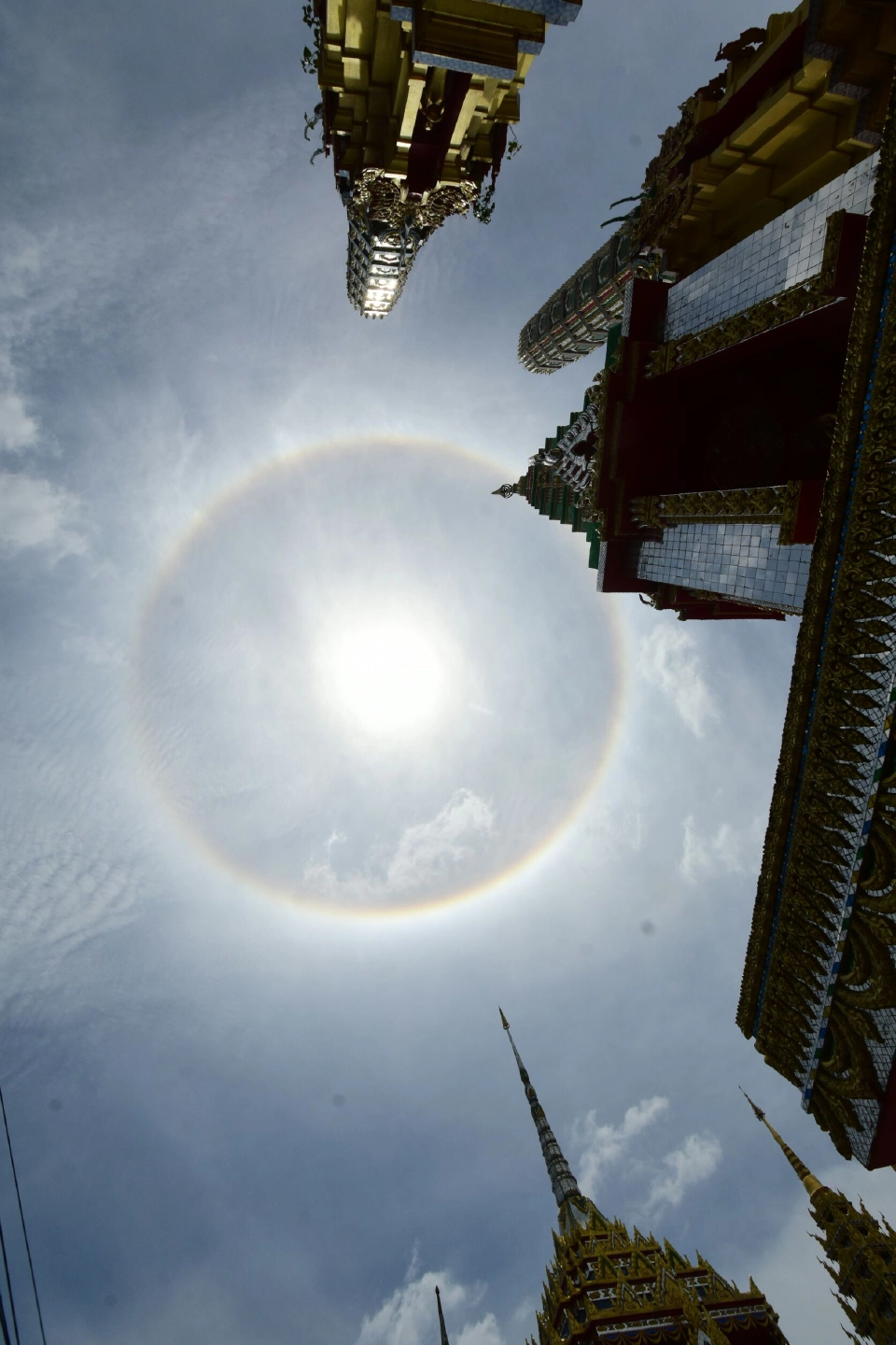 อลังการบนท้องฟ้า “พระอาทิตย์ทรงกลด” นานนับชั่วโมงเหนือวัดปากน้ำฯ