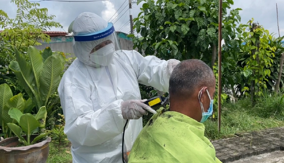 "ตัดกลางแดด"ช่างตัดผมระยองจัดเต็มยุคนิวนอร์มอล 