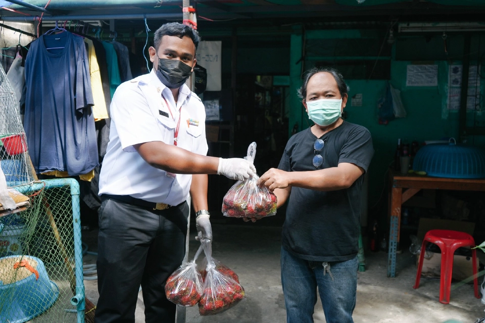 รฟท.ช่วยเหลือเกษตรกร รับมอบ  เงาะ 3,000 กิโล แจกประชาชนตามชุมชน กระทบโควิด-19