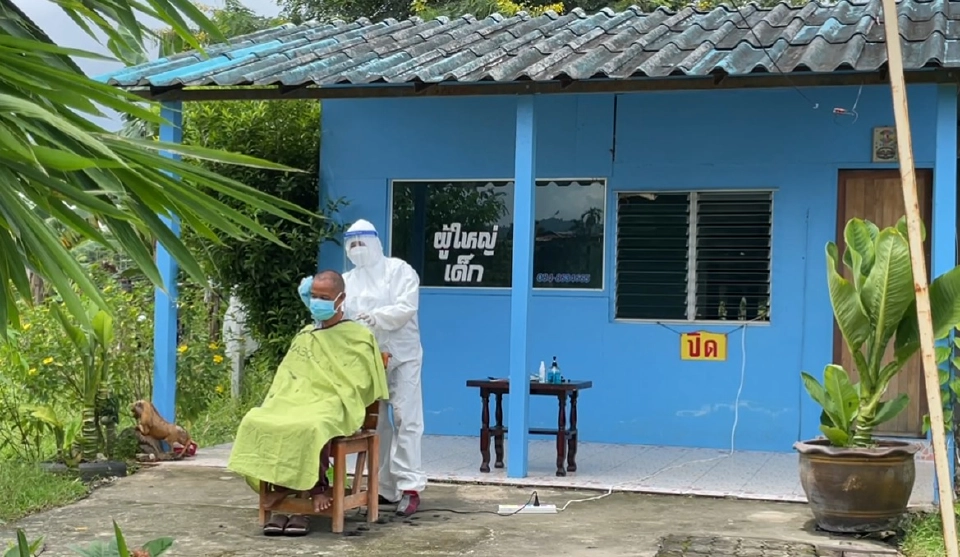 ทนเสียงเรียกร้องลูกค้าไม่ไหว เปิดรับตัดผมในสถานการณ์โควิด-19 ลูกค้าต้องทนร้อนแดด คนตัดต้องทนร้อนมากกว่าในชุดพีพีอี