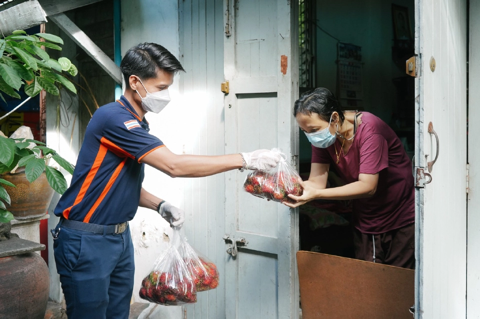 รฟท.ช่วยเหลือเกษตรกร รับมอบ  เงาะ 3,000 กิโล แจกประชาชนตามชุมชน กระทบโควิด-19