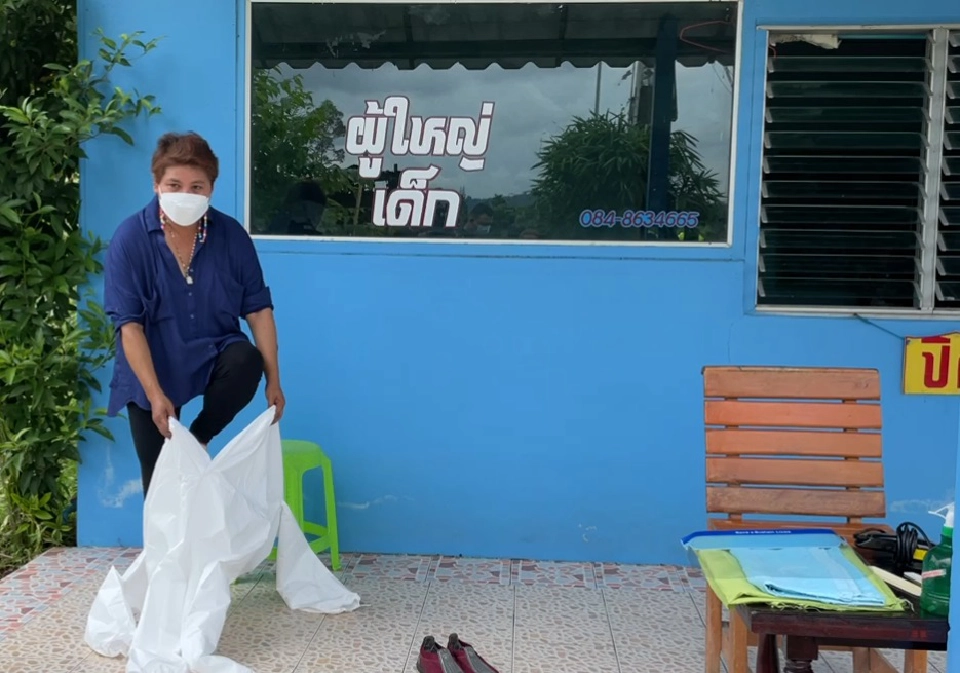 "ตัดกลางแดด"ช่างตัดผมระยองจัดเต็มยุคนิวนอร์มอล 