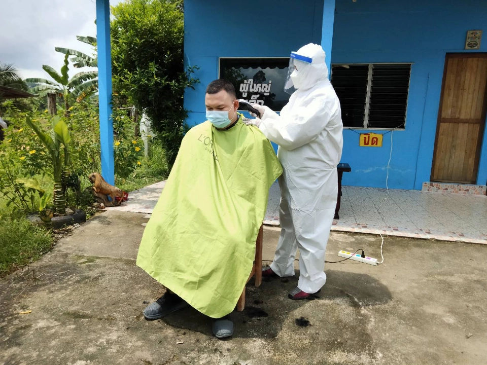 "ตัดกลางแดด"ช่างตัดผมระยองจัดเต็มยุคนิวนอร์มอล 