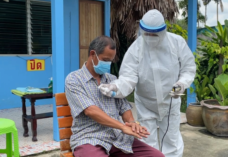 "ตัดกลางแดด"ช่างตัดผมระยองจัดเต็มยุคนิวนอร์มอล 