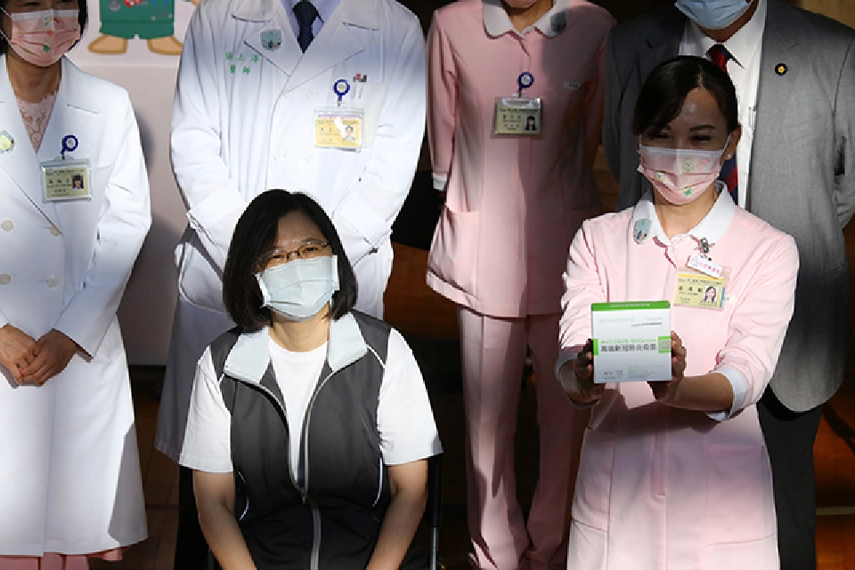 ปธน.ไต้หวัน (เสื้อกั๊กเทา) เข้ารับการฉีดวัคซีนโควิดที่พัฒนาโดยบริษัทเอกชนท้องถิ่น