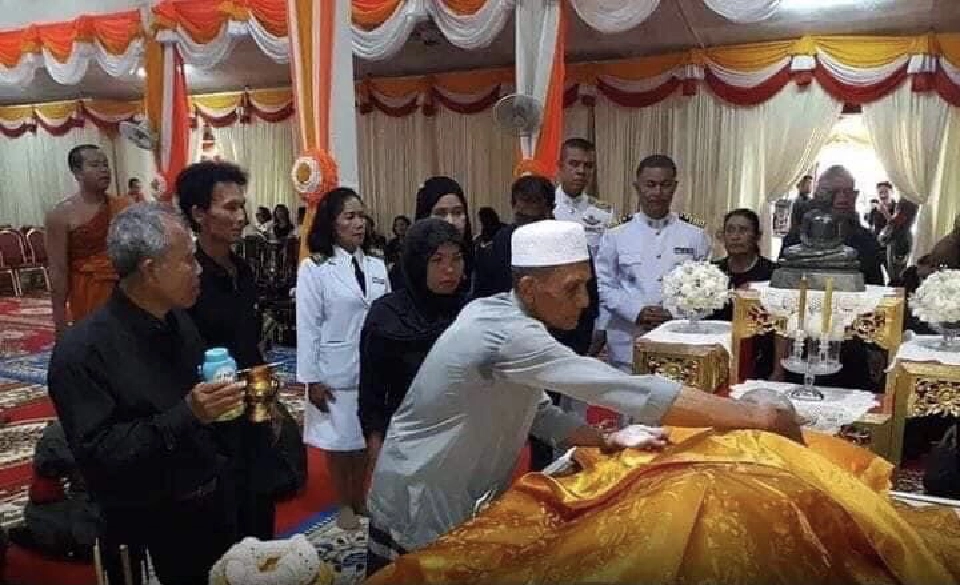 ภาพที่งดงาม ชาวมุสลิมร่วมงานศพเจ้าคุณผัน วัดทรายขาว