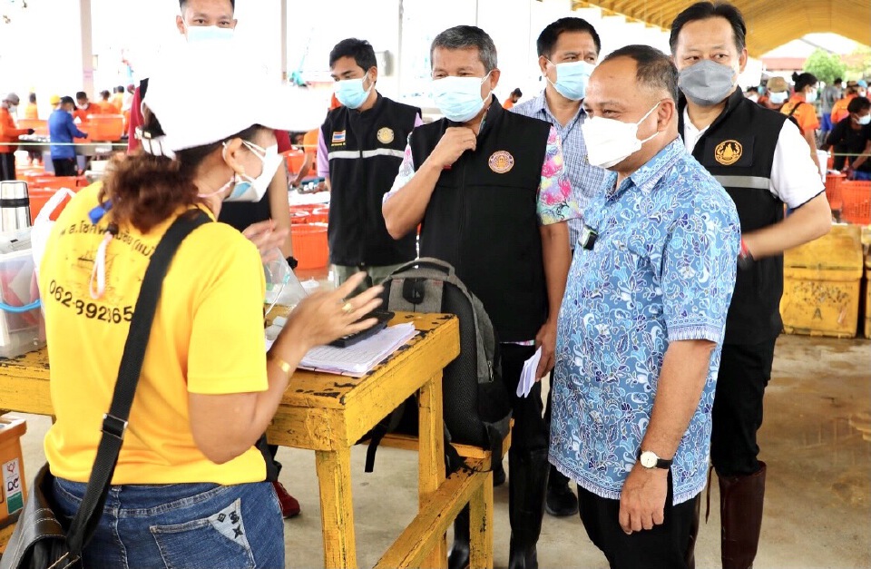 นายณรงค์ วุ่นซิ้ว ผู้ว่าฯภูเก็ต ตรวจความเรียบร้อยการกลับมาเปิดให้บริการเทียบท่าเรือประมงและเปิดการซื้อขายสัตว์น้ำ