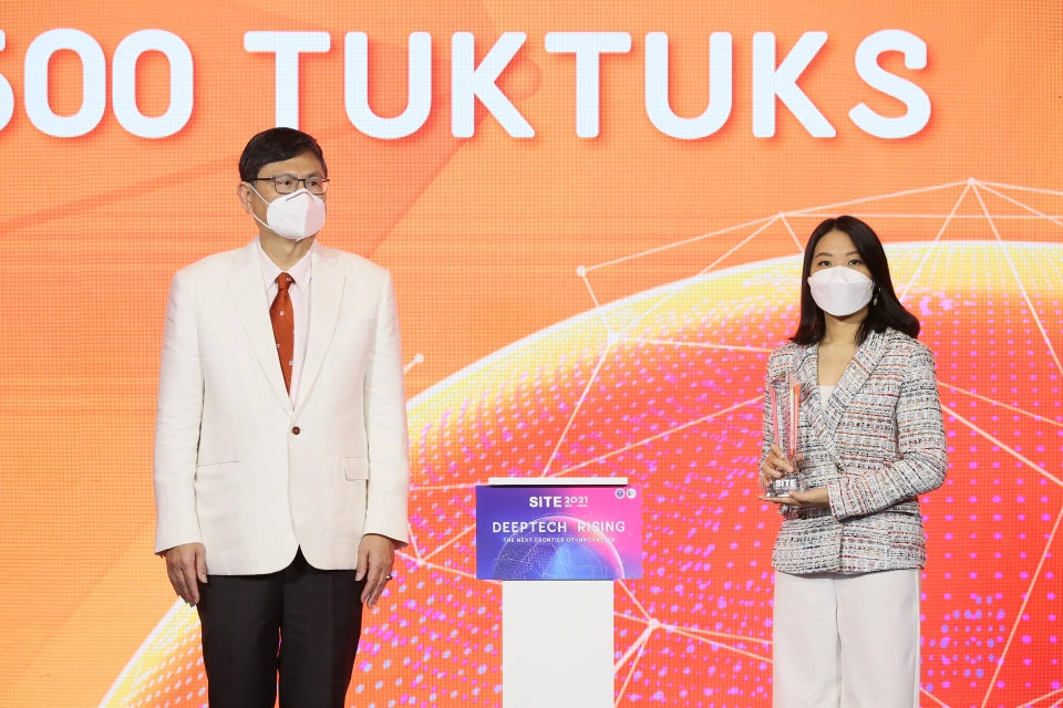 รพ.จุฬาภรณ์ - หมอยง คว้ารางวัล Prime Minister Award