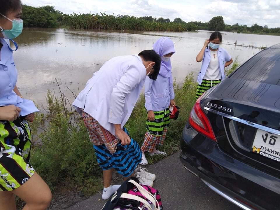 เปิดภาพ ไฮโซม่านฟ้า นำทีมหมอเปลี่ยนชุดริมถนน ลุยน้ำท่วมตรวจโรคผู้สูงอายุ
