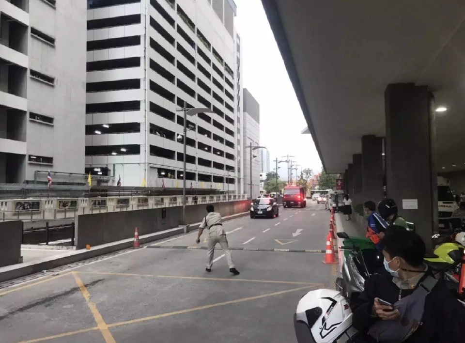 ระทึก! ไฟไหม้ตึกผู้ป่วยโควิด รพ.ศิริราช