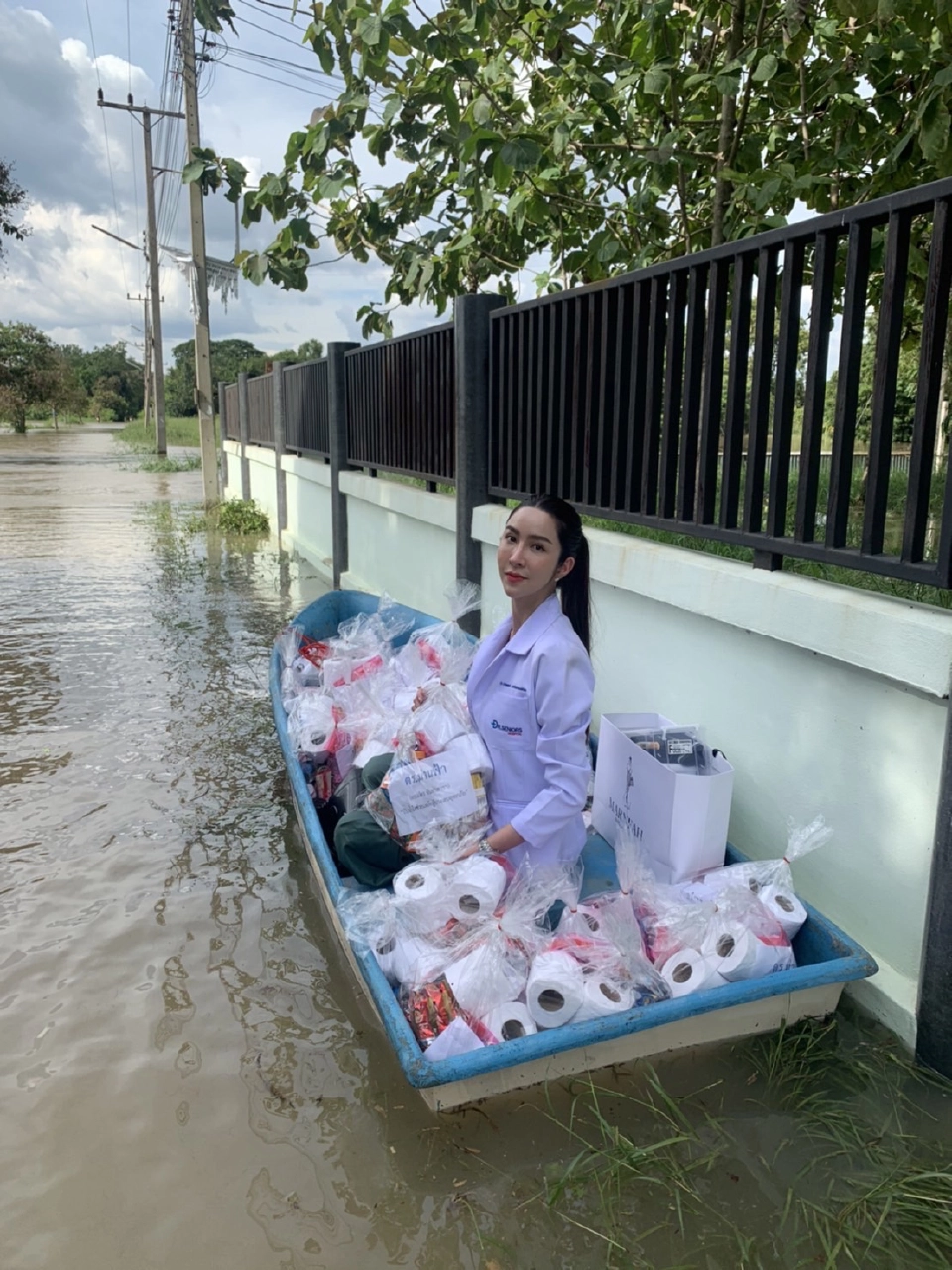 เปิดภาพ ไฮโซม่านฟ้า นำทีมหมอเปลี่ยนชุดริมถนน ลุยน้ำท่วมตรวจโรคผู้สูงอายุ