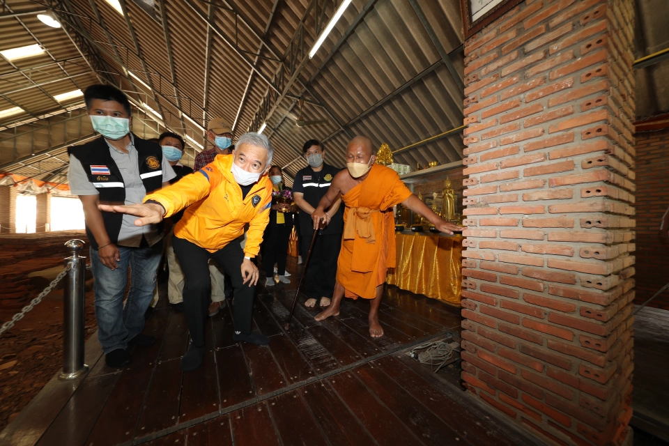 "สุวัจน์"รุดกราบพระนอน 1,300 ปี ดินแดนศักดิ์สิทธิ์โคราช