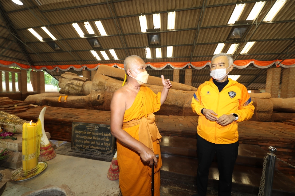 "สุวัจน์"รุดกราบพระนอน 1,300 ปี ดินแดนศักดิ์สิทธิ์โคราช
