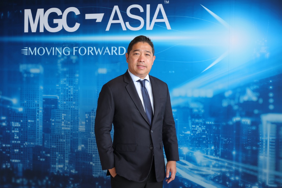 นาย สมปราชญ์ โบสุวรรณ รองกรรมการผู้จัดการ ฝ่ายขายและการตลาด บริษัท มิลเลนเนียม ออโต้ กรุ๊ป จำกัด 