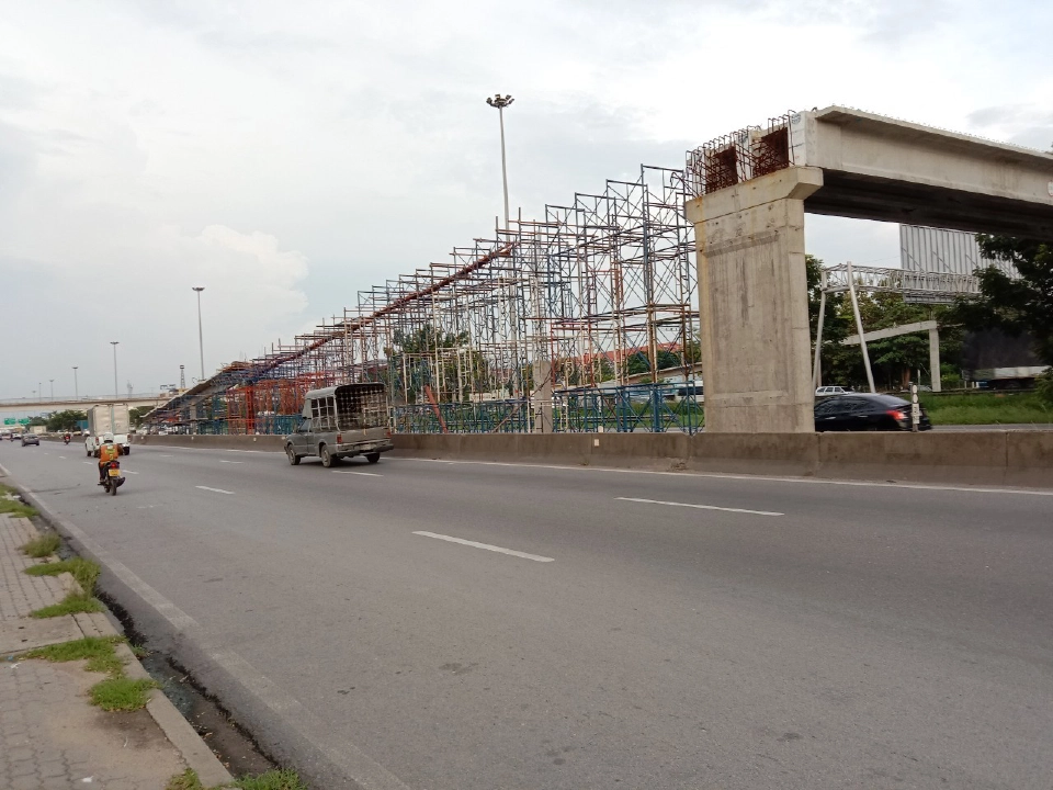 โวยอันตรายถึงตาย สะพานลอยกลับรถมอเตอร์ไซค์"สมุทรสาคร"