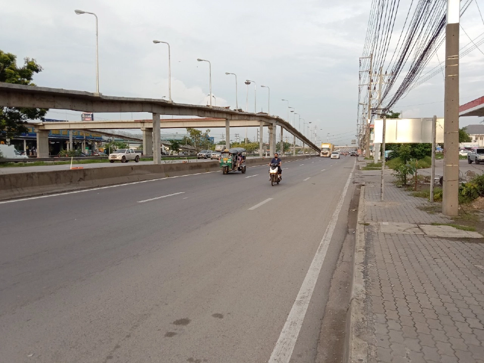 โวยอันตรายถึงตาย สะพานลอยกลับรถมอเตอร์ไซค์"สมุทรสาคร"