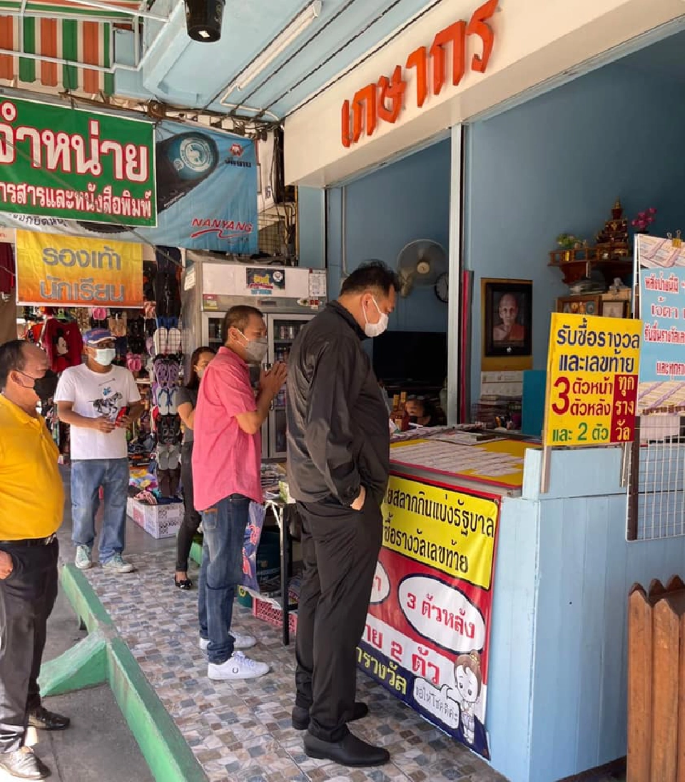 “รมต.สุชาติ”ใจป้ำเหมาแผงลอตเตอรี่แจกจ่ายพ่อค้า-แม่ค้าตลาดหนองมน