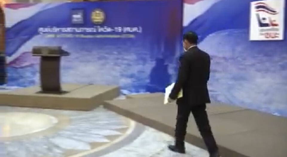 “นายกฯ”เพลียนั่งประชุมยาว 3 วัน เดินสะดุดโพเดียมเกือบล้ม
