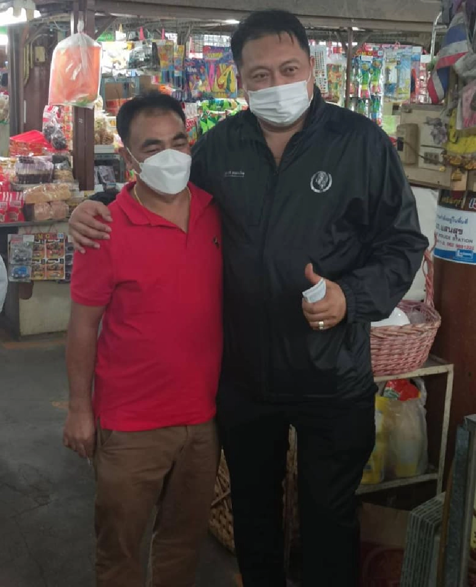 “รมต.สุชาติ”ใจป้ำเหมาแผงลอตเตอรี่แจกจ่ายพ่อค้า-แม่ค้าตลาดหนองมน