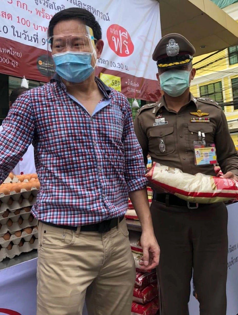 นายธนัตถ์ ศรุติอังกูร ที่ปรึกษา กมธ.การเงินฯ บริจาค ข้าวสาร อาหารแห้ง น้ำดื่มและเงินสด ช่วยเหลือผู้เดือดร้อนโควิด-19