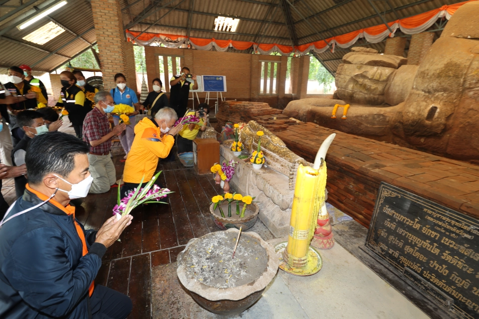"สุวัจน์"รุดกราบพระนอน 1,300 ปี ดินแดนศักดิ์สิทธิ์โคราช