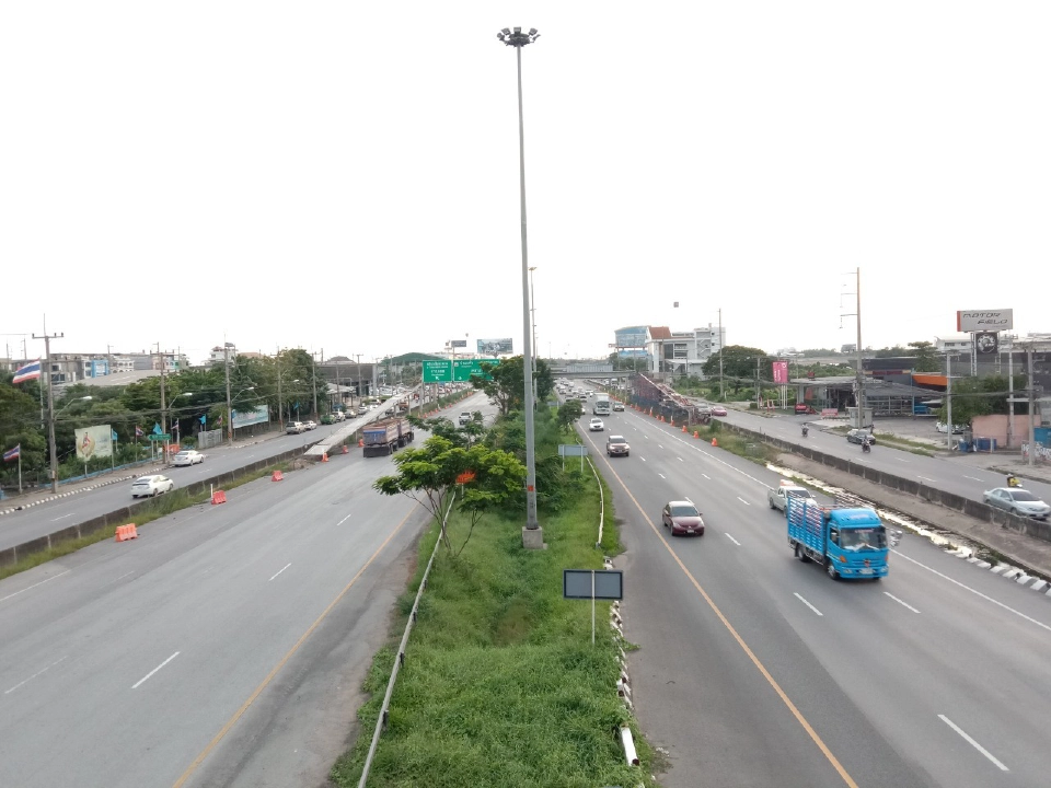 โวยอันตรายถึงตาย สะพานลอยกลับรถมอเตอร์ไซค์"สมุทรสาคร"