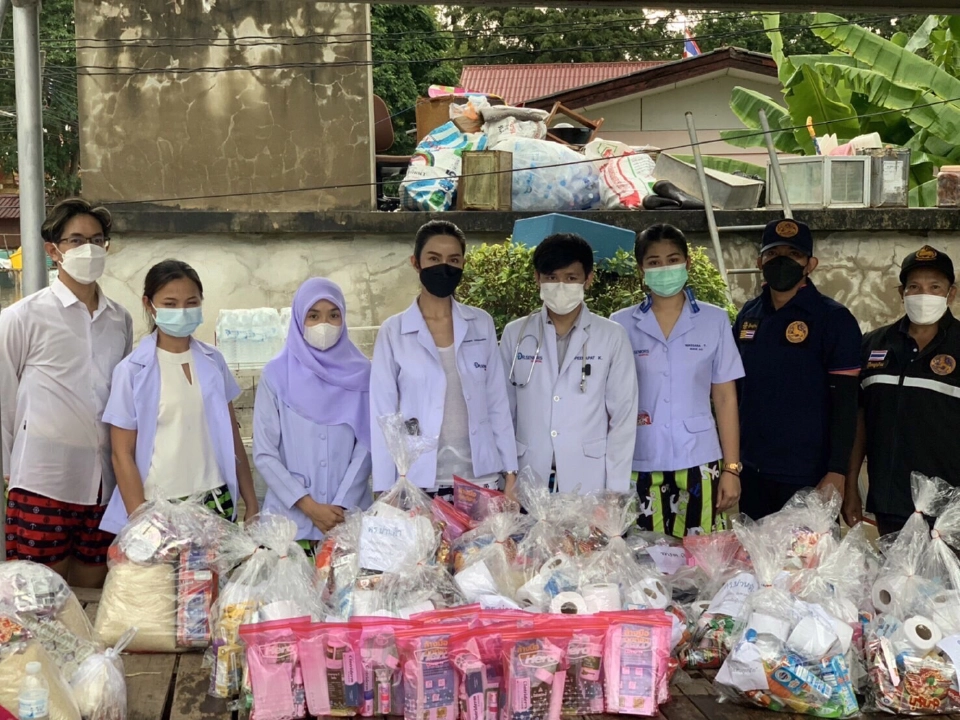 เปิดภาพ ไฮโซม่านฟ้า นำทีมหมอเปลี่ยนชุดริมถนน ลุยน้ำท่วมตรวจโรคผู้สูงอายุ