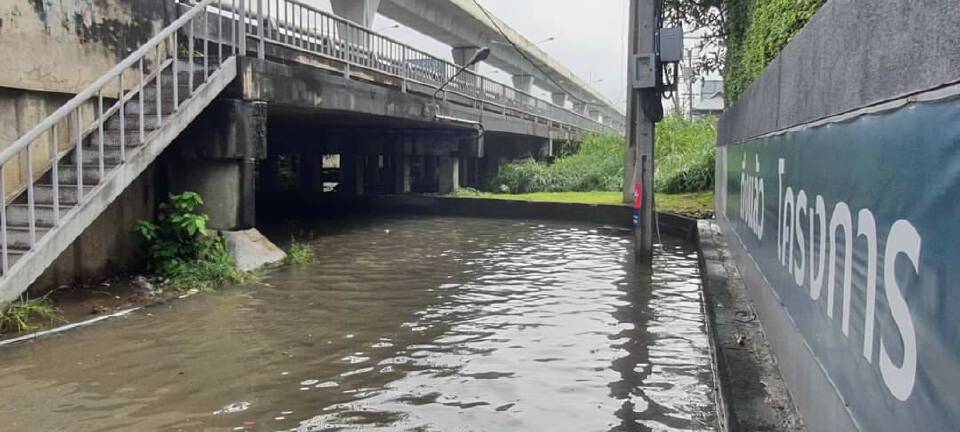 อัพเดทน้ำท่วม ทางหลวงถูกตัดขาด21เส้นทาง15จ.รถผ่านไม่ได้