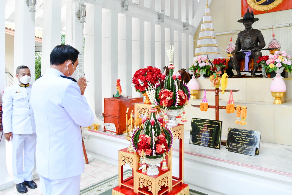 นายกฯ ถวายผ้าพระกฐินพระราชทานวัดหงส์รัตนารามราชวรวิหาร