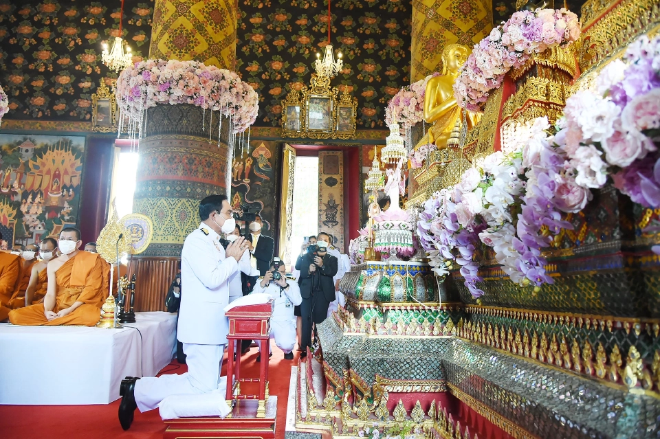 นายกฯ ถวายผ้าพระกฐินพระราชทานวัดหงส์รัตนารามราชวรวิหาร