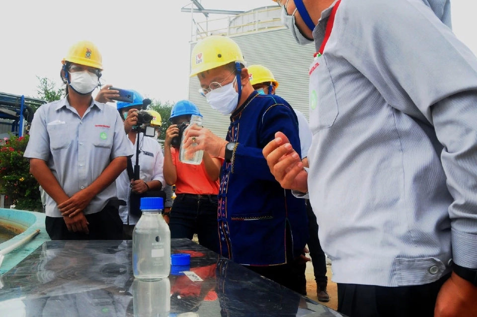 ผู้ว่าอ่างทองลงพื้นที่ตรวจผลการปรับปรุงโรงงาน บ.ไทยเรยอนฯ