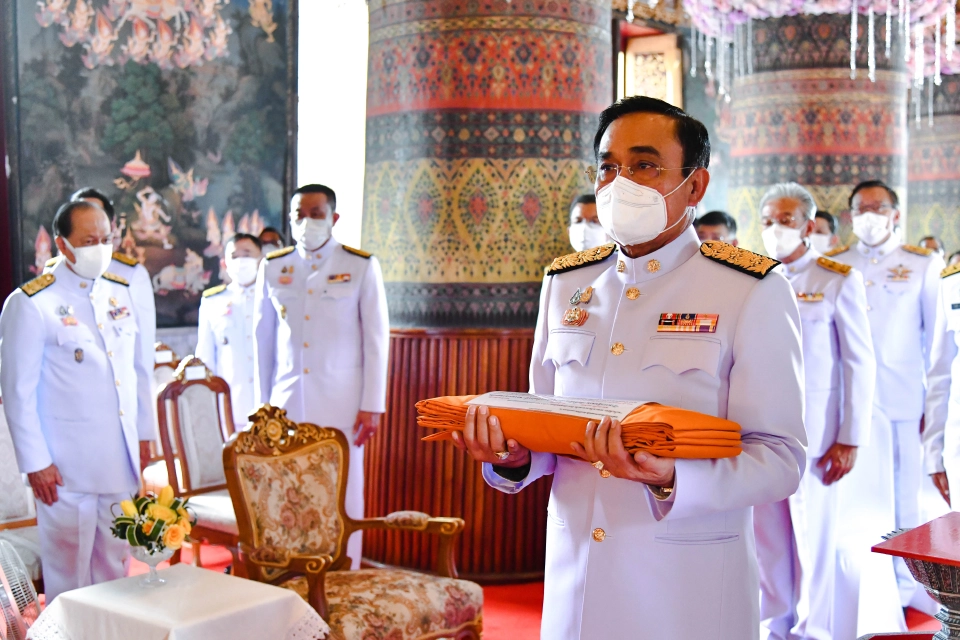 นายกฯ ถวายผ้าพระกฐินพระราชทานวัดหงส์รัตนารามราชวรวิหาร