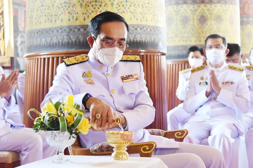 นายกฯ ถวายผ้าพระกฐินพระราชทานวัดหงส์รัตนารามราชวรวิหาร