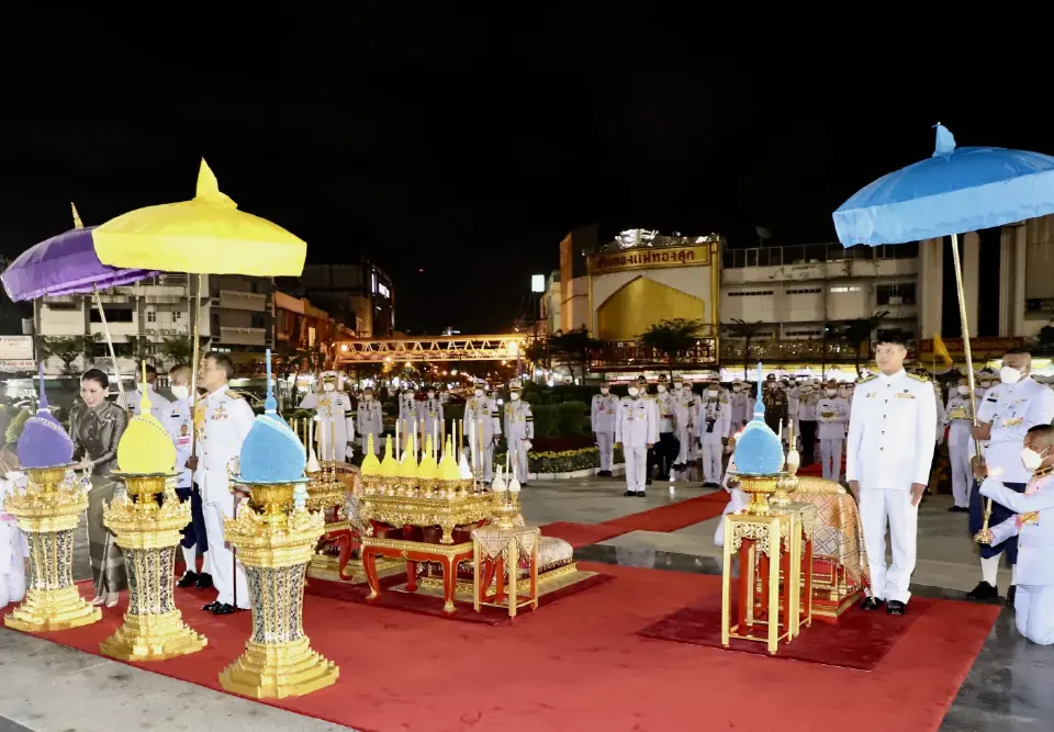 “ในหลวง-พระราชินี”ทรงวางพานพุ่มดอกไม้ถวายราชสักการะสมเด็จพระเจ้าตากสิน