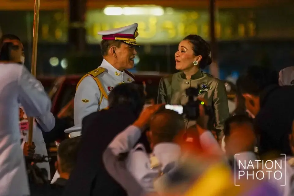 “ในหลวง-พระราชินี”ทรงวางพานพุ่มดอกไม้ถวายราชสักการะสมเด็จพระเจ้าตากสิน