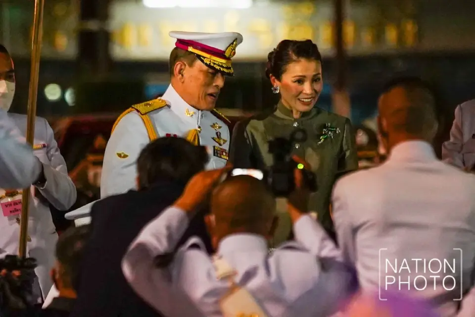 “ในหลวง-พระราชินี”ทรงวางพานพุ่มดอกไม้ถวายราชสักการะสมเด็จพระเจ้าตากสิน