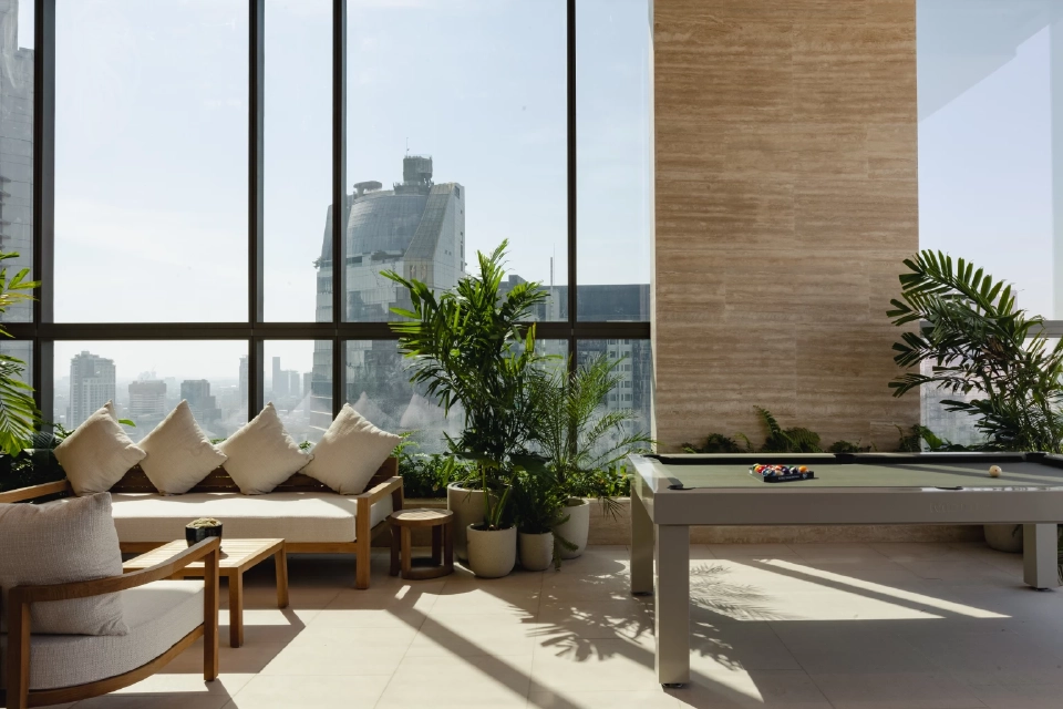 คอนโดหรู "เดอะสแตรนด์ ทองหล่อ" ฝ่าโควิด  "หลานเจ้าสัวซีพี" โชว์ปิดยอดขาย 60%