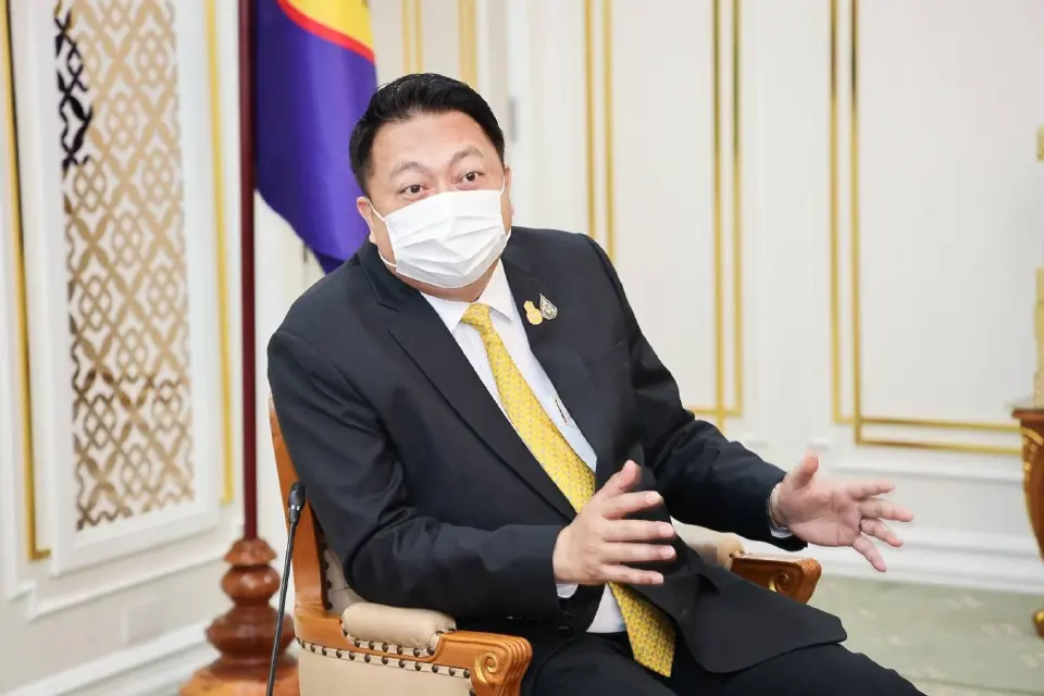 สุชาติ ชมกลิ่น  รมว.แรงงาน