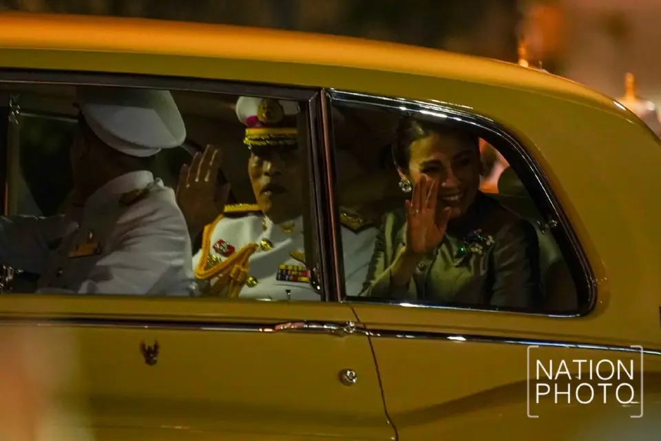 “ในหลวง-พระราชินี”ทรงวางพานพุ่มดอกไม้ถวายราชสักการะสมเด็จพระเจ้าตากสิน