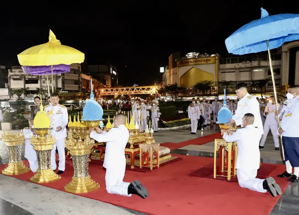 “ในหลวง-พระราชินี”ทรงวางพานพุ่มดอกไม้ถวายราชสักการะสมเด็จพระเจ้าตากสิน