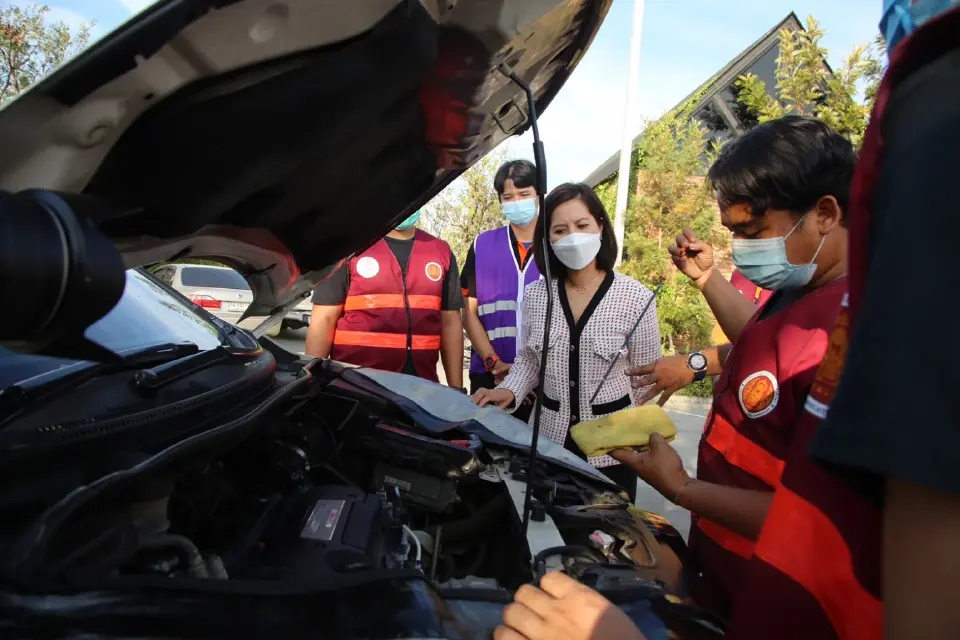 “ตรีนุช”ตรวจอาชีวะจิตอาสาพักรถ-พักคนส่งประชาชนเดินทางปลอดภัยปีใหม่ 2565