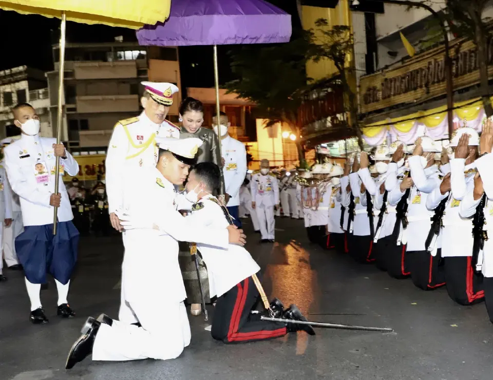 “ในหลวง-พระราชินี”ทรงวางพานพุ่มดอกไม้ถวายราชสักการะสมเด็จพระเจ้าตากสิน