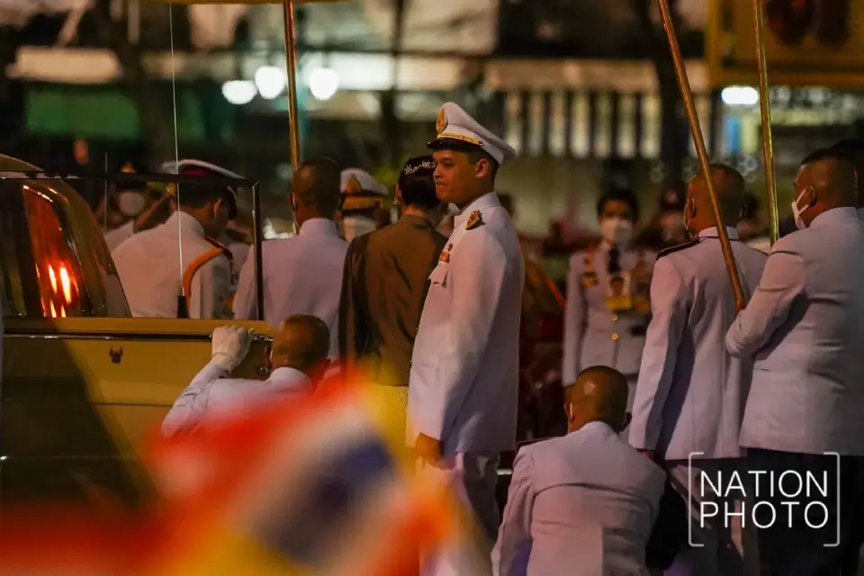“ในหลวง-พระราชินี”ทรงวางพานพุ่มดอกไม้ถวายราชสักการะสมเด็จพระเจ้าตากสิน
