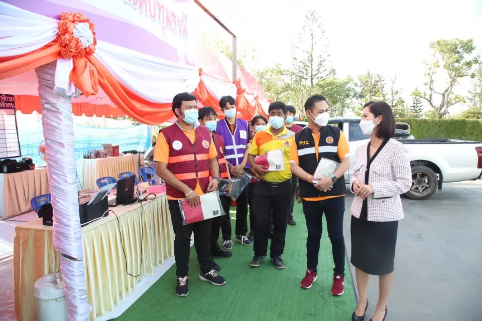 “ตรีนุช”ตรวจอาชีวะจิตอาสาพักรถ-พักคนส่งประชาชนเดินทางปลอดภัยปีใหม่ 2565
