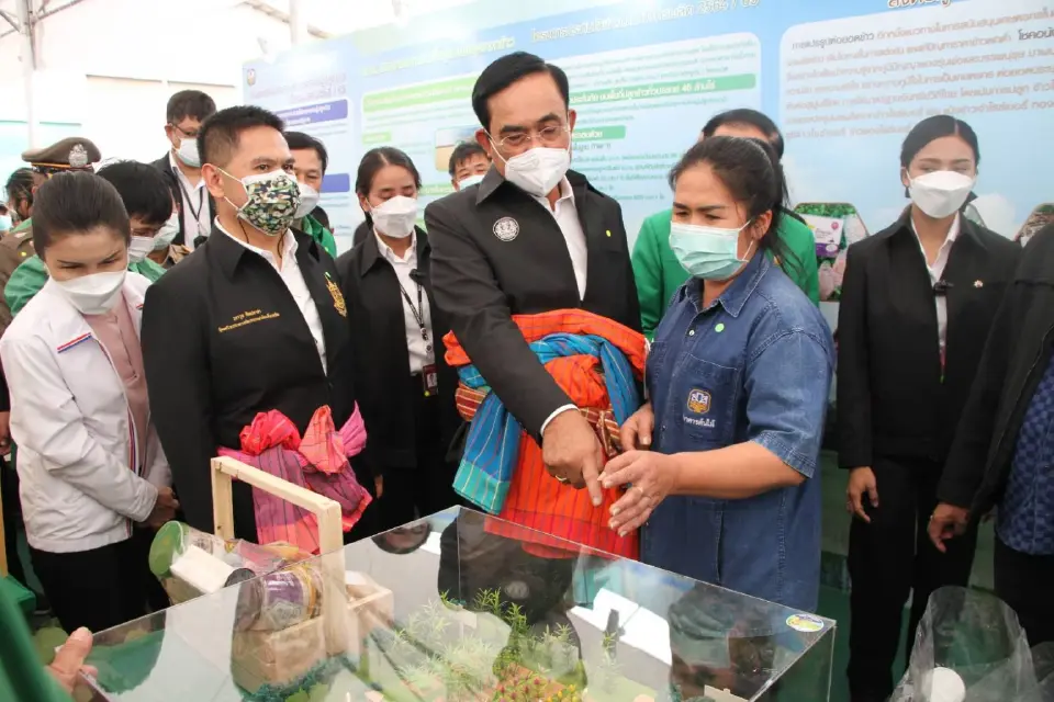 “บิ๊กตู่”เยือนสุพรรณ มอบเงินประกันรายได้ ช่วยเหลือเกษตรกร